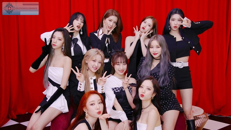 Kim Ji-yeon cùng với nhóm nhạc Cosmic Girls